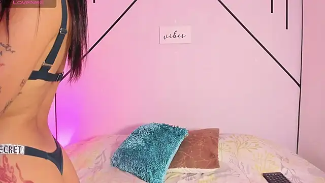 Snapshot of MiahCornell_ chatting on November 2025 08:43:01 PM MiahCornell online show from November 2025 08:43:01 PM