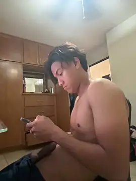 Snapshot of EmilianoPerex chatting on April 2026 08:28:02 PM EmilianoPerex online show from April 2026 08:28:02 PM