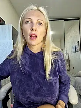 Snapshot of Monna chatting on October 2025 12:34:02 PM Monna online show from October 2025 12:34:02 PM