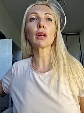 Snapshot of Monna chatting on October 2025 11:08:02 AM Monna online show from October 2025 11:08:02 AM