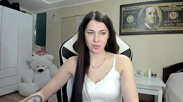 EmiLovsi online show from October 2025 08:06:02 PM