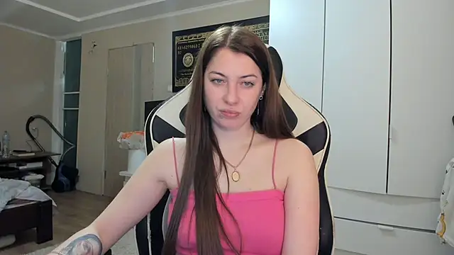 Snapshot of EmiLovsi chatting on May 2026 08:14:02 PM EmiLovsi online show from May 2026 08:14:02 PM