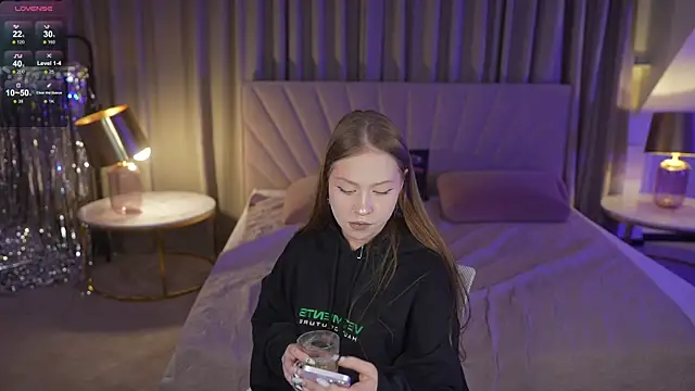 Esmie Smile online show from November 2025 07:25:02 PM