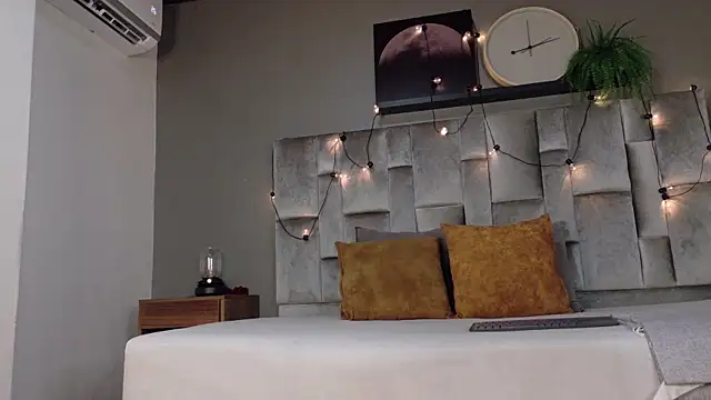 Snapshot of RiriiBrunette__ chatting on April 2026 07:30:01 PM RiriiBrunette online show from April 2026 07:30:01 PM