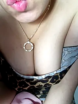 Snapshot of Queen-15 chatting on November 2025 07:32:02 PM Queen-15 online show from November 2025 07:32:02 PM