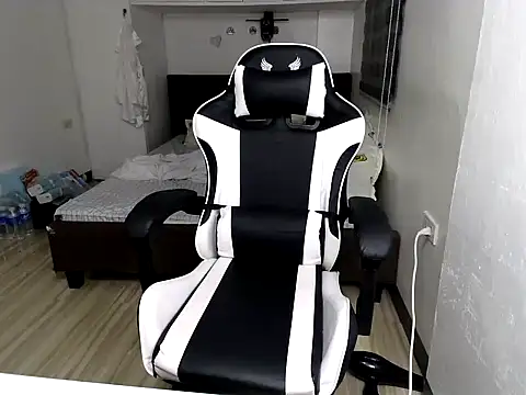 eattmebabyy online show from November 2025 11:58:01 AM