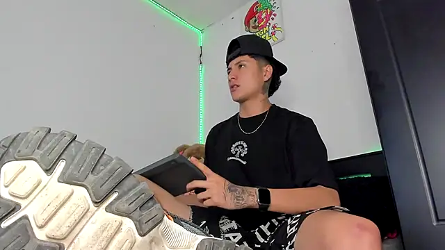 Mateo Escobar online show from November 2025 01:33:02 AM