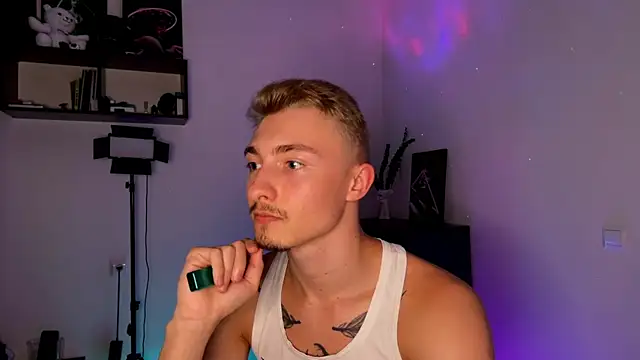 Snapshot of Artur__Skott chatting on October 2025 08:53:02 PM Artur Skott online show from October 2025 08:53:02 PM