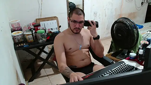 Snapshot of Leonino231 chatting on October 2025 01:03:01 AM Leonino231 online show from October 2025 01:03:01 AM