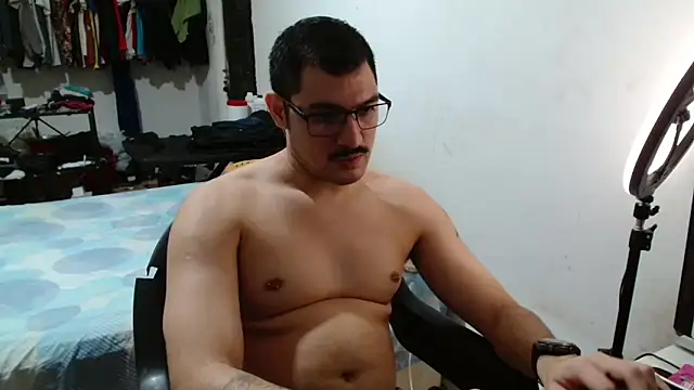 Snapshot of Leonino231 chatting on April 2026 09:49:02 PM Leonino231 online show from April 2026 09:49:02 PM