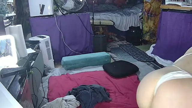 Snapshot of aquafoxy chatting on April 2026 06:25:01 AM aquafoxy online show from April 2026 06:25:01 AM