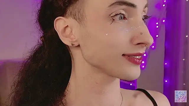 Snapshot of Queen_of_tease chatting on April 2026 04:00:01 PM Queen of tease online show from April 2026 04:00:01 PM