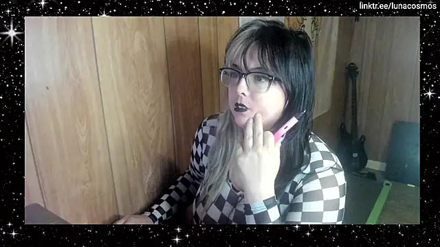 Snapshot of LunaCosmos chatting on November 2025 01:15:01 AM LunaCosmos online show from November 2025 01:15:01 AM