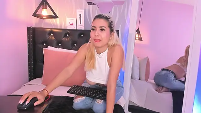 Snapshot of lucia-cute chatting on March 2026 07:07:01 PM lucia-cute online show from March 2026 07:07:01 PM