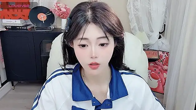 Snapshot of CeeKie chatting on April 2026 10:42:01 AM CeeKie online show from April 2026 10:42:01 AM