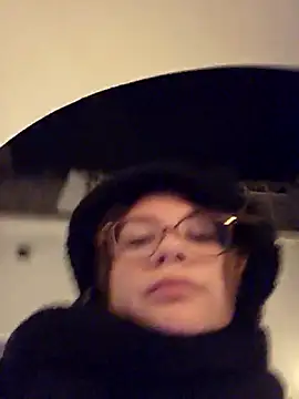 Snapshot of MaeNoir chatting on October 2025 09:04:01 PM MaeNoir online show from October 2025 09:04:01 PM