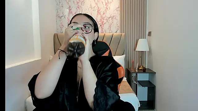 Snapshot of Yuna__Min chatting on September 2025 06:11:02 PM Yuna  Min online show from September 2025 06:11:02 PM