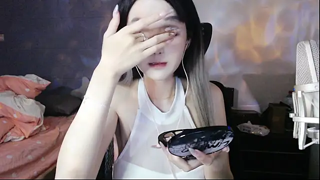Snapshot of twlilybae chatting on June 2026 08:09:02 AM twlilybae online show from June 2026 08:09:02 AM