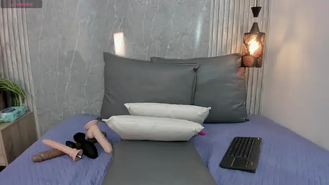 Lucia Guzman1 online show from November 2025 10:32:02 PM