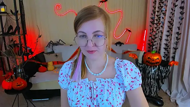 Snapshot of YourUniverser chatting on October 2025 09:28:01 AM YourUniverser online show from October 2025 09:28:01 AM