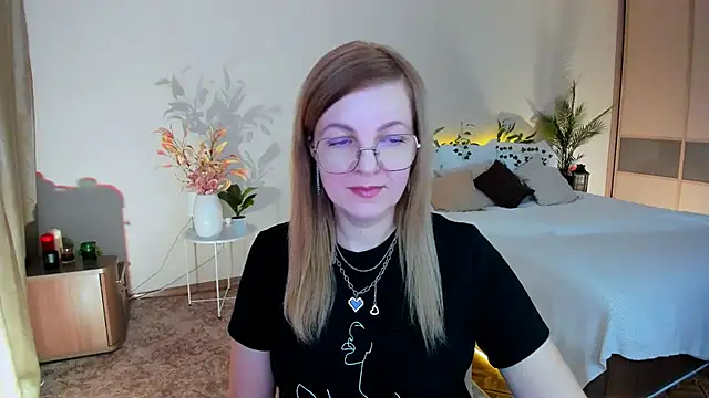 Snapshot of YourUniverser chatting on November 2025 10:01:02 AM YourUniverser online show from November 2025 10:01:02 AM