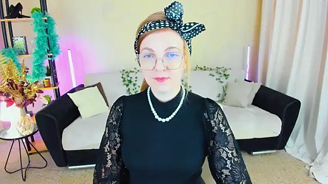 Snapshot of YourUniverser chatting on November 2025 09:20:01 AM YourUniverser online show from November 2025 09:20:01 AM