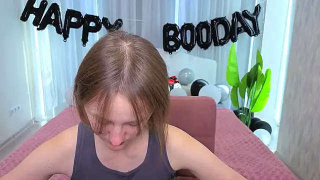 Snapshot of LuluChiiii chatting on October 2025 10:49:02 AM LuluChiiii online show from October 2025 10:49:02 AM