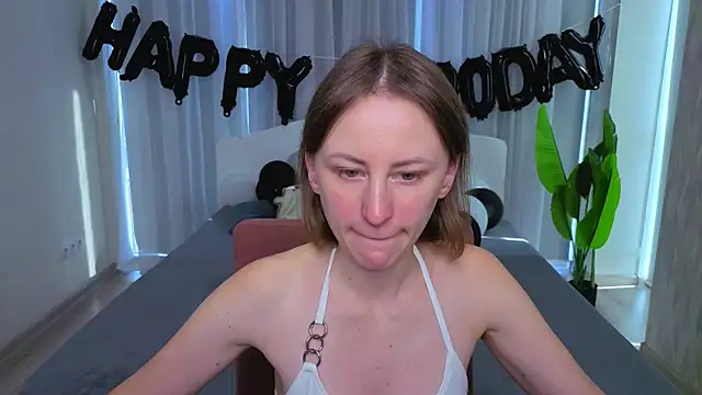 Snapshot of LuluChiiii chatting on November 2025 10:39:02 AM LuluChiiii online show from November 2025 10:39:02 AM