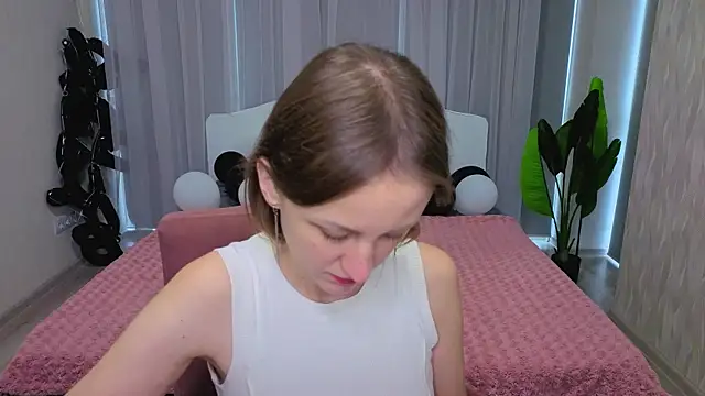 Snapshot of LuluChiiii chatting on November 2025 10:48:01 AM LuluChiiii online show from November 2025 10:48:01 AM