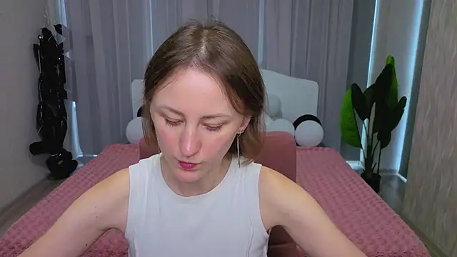 Snapshot of LuluChiiii chatting on November 2025 12:03:01 PM LuluChiiii online show from November 2025 12:03:01 PM