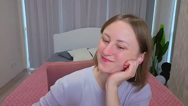 Snapshot of LuluChiiii chatting on November 2025 10:48:02 AM LuluChiiii online show from November 2025 10:48:02 AM