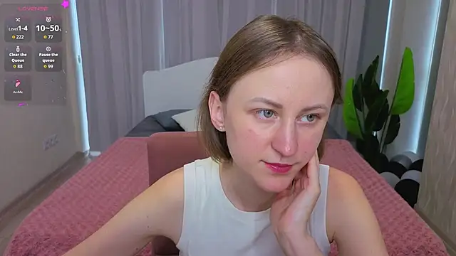 Snapshot of LuluChiiii chatting on December 2025 10:42:01 AM LuluChiiii online show from December 2025 10:42:01 AM