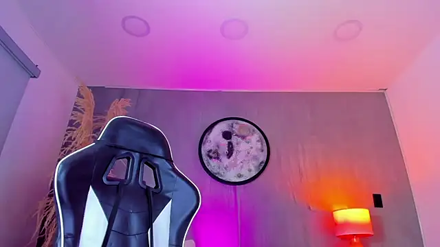 luccia smith online show from April 2026 02:28:01 AM