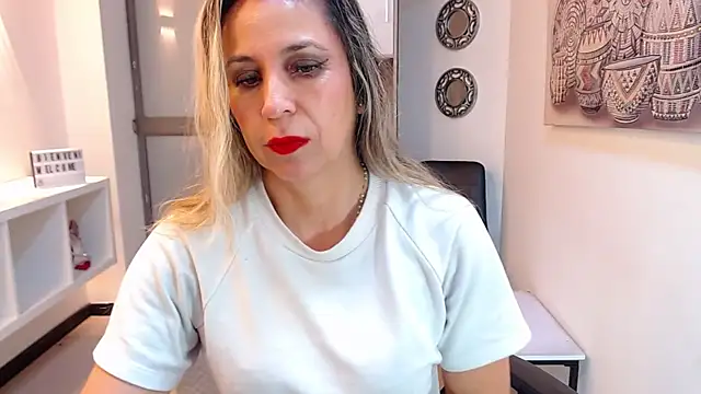 Snapshot of DianaPearls chatting on February 2026 11:07:02 AM DianaPearls online show from February 2026 11:07:02 AM