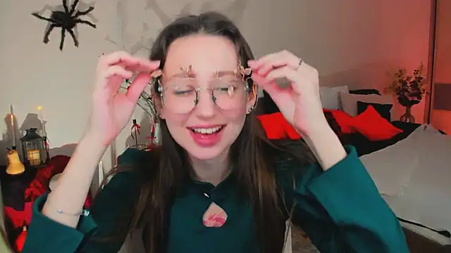 Snapshot of YourLovellyStory chatting on October 2025 09:21:02 AM YourLovellyStory online show from October 2025 09:21:02 AM