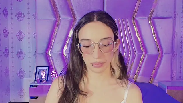 Emilia Bons online show from October 2025 01:35:02 PM