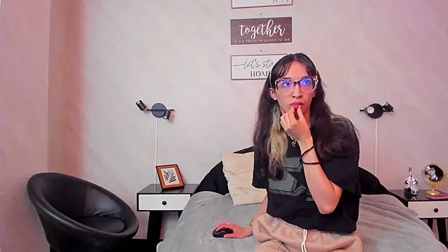 Snapshot of Emilia_Bons chatting on April 2026 12:49:01 PM Emilia Bons online show from April 2026 12:49:01 PM