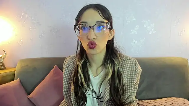 Snapshot of Emilia_Bons chatting on April 2026 12:55:02 PM Emilia Bons online show from April 2026 12:55:02 PM