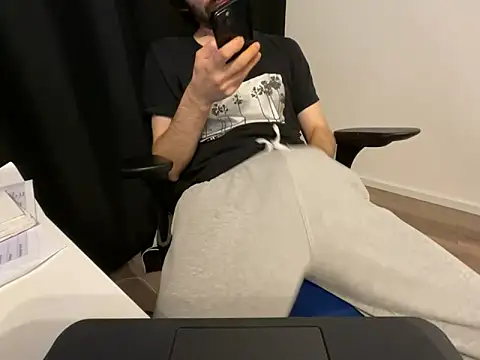 Snapshot of Frankieyyy1 chatting on April 2026 08:09:02 PM Frankieyyy1 online show from April 2026 08:09:02 PM
