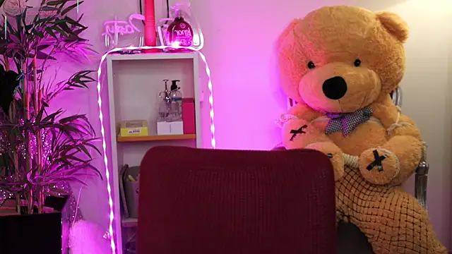 Snapshot of NovaHollisx chatting on April 2026 06:29:01 AM NovaHollisx online show from April 2026 06:29:01 AM