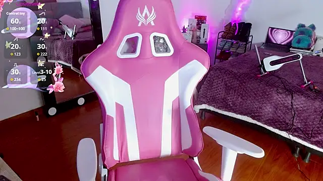 larah uwu online show from September 2025 07:50:02 PM