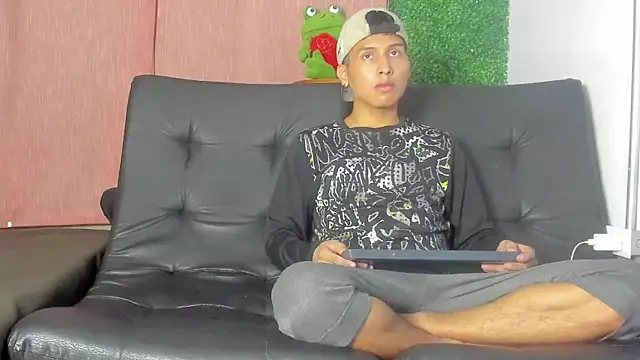 spicy adonhis online show from November 2025 09:20:01 AM