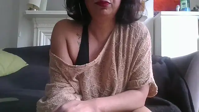 Snapshot of Tara-Kandy chatting on May 2026 07:00:01 PM Tara-Kandy online show from May 2026 07:00:01 PM