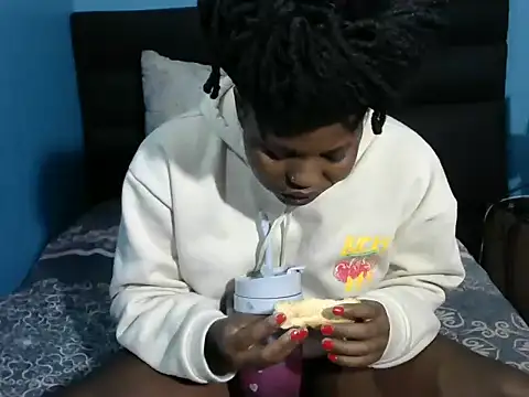 SweetHoney21  online show from February 2026 12:01:01 PM