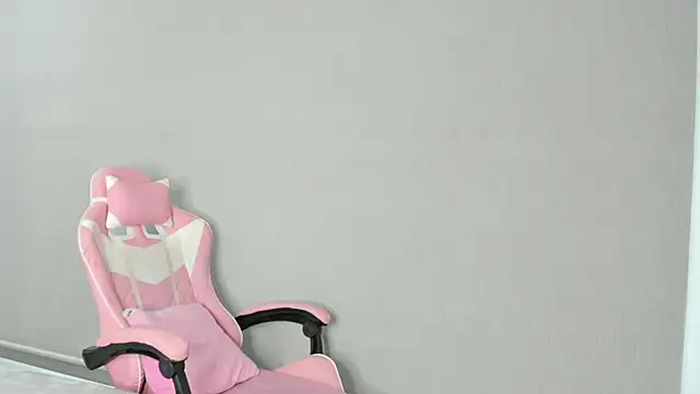 kendal hot01 online show from November 2025 06:07:01 PM