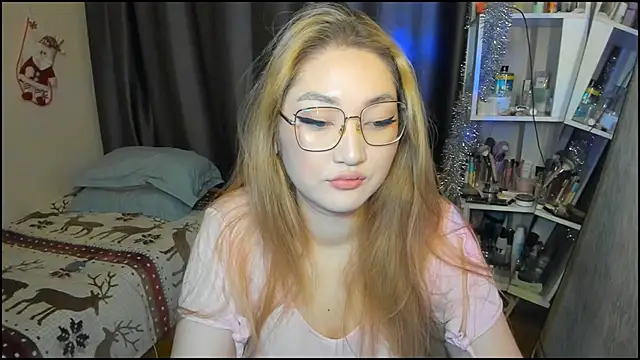 lyra x online show from December 2025 01:44:01 AM