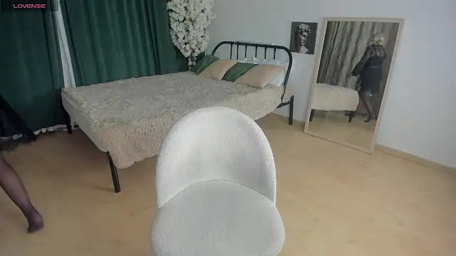 Snapshot of LiliaMoons chatting on November 2025 11:32:02 AM LiliaMoons online show from November 2025 11:32:02 AM