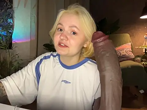 Snapshot of MoonIvy_ chatting on April 2026 06:57:01 PM MoonIvy online show from April 2026 06:57:01 PM