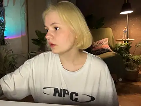 Snapshot of MoonIvy_ chatting on April 2026 06:52:01 PM MoonIvy online show from April 2026 06:52:01 PM