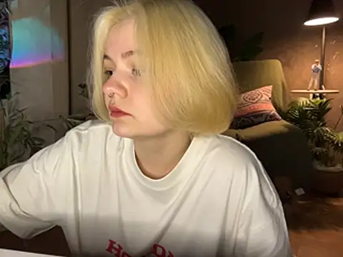 Snapshot of MoonIvy_ chatting on April 2026 07:06:02 PM MoonIvy online show from April 2026 07:06:02 PM